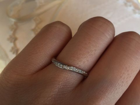 【LUCIE(ルシエ)の口コミ】 ストレートタイプのハーフエタニティとは違い、ねじれがあるデザイン。そ…