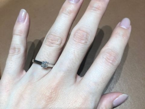 【ブシュロン(BOUCHERON)の口コミ】 シンプルなソリーテールのタイプにしました。構築的なデザインで、モダン…