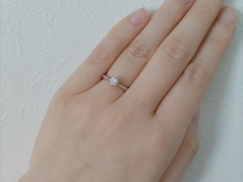 【銀座ダイヤモンドシライシの口コミ】 ホームページで色々なデザインを見て、店舗でもいくつか試着し、華奢なデ…
