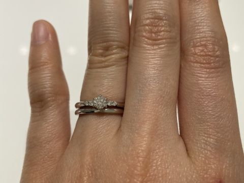 【4℃ BRIDAL(ヨンドシーブライダル)の口コミ】 婚約指輪の方はメレダイヤがサイドに2つずつ着いていてとても可愛いです！…