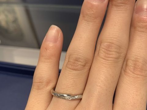 【銀座ダイヤモンドシライシの口コミ】 Starry という名前の指輪です。
斜めにダイアが入っているタイプのものは…