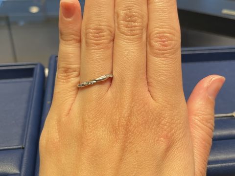 【銀座ダイヤモンドシライシの口コミ】 蔓のようなデザインをしていて、他の人と被りにくい指輪じゃないかと思い…