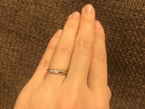 【4℃ BRIDAL(ヨンドシーブライダル)の口コミ】 シンプルで、ダイヤがついた結婚指輪を探していました。似たようなデザイ…