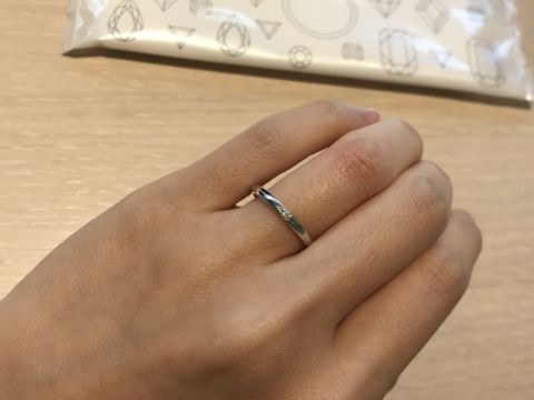 【BIJOUPIKO(ビジュピコ)の口コミ】 一粒ダイヤか三粒ダイヤで探していて、こちらの指輪は一粒ですが、両側に…