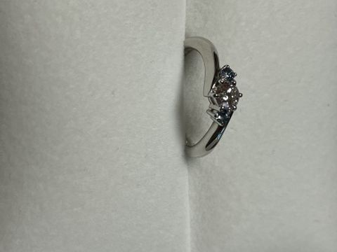 【Only You(オンリーユー)の口コミ】 ゼクシィの指輪特集で見て、一目惚れしました！
真ん中のダイヤと左右に青…