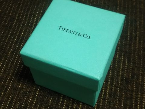 【ティファニー(Tiffany & Co.)の口コミ】 妻が、6本の爪でダイヤを持ち上げたティファニーセッティングの指輪をエン…