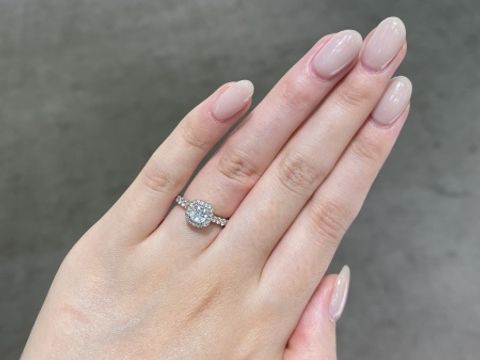 【カルティエ(Cartier)の口コミ】 ブライダル特集で一目惚れをして店頭に行きました。一粒ダイヤの周りに小…