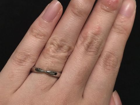 【ティファニー(Tiffany & Co.)の口コミ】 シンプルなプラチナリングですが、リボンのようなデザインが珍しく、ティ…