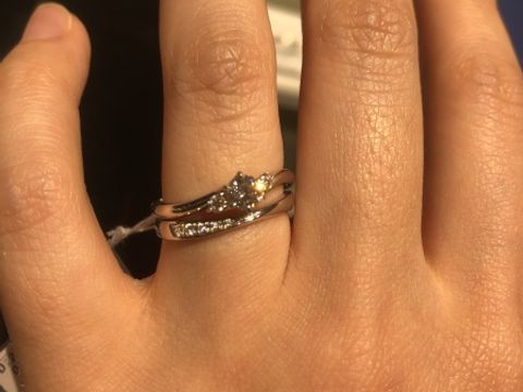 【銀座ダイヤモンドシライシの口コミ】 指輪のデザインがシンプルでありつつ華やかで綺麗でした。結婚指輪にも少…