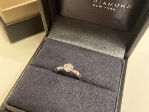 【ラザール ダイヤモンド(LAZARE DIAMOND)の口コミ】 彼が選んでくれました。デザインとダイヤモンドの圧倒的な輝かを見て、こ…