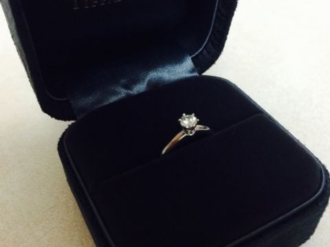 【ティファニー(Tiffany & Co.)の口コミ】 昔からティファニーの婚約指輪を贈られることに憧れがありました。
普段使…
