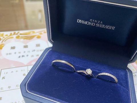 【銀座ダイヤモンドシライシの口コミ】 デザインは、指の形に馴染み、婚約指輪との重ね付けできるストレートタイ…