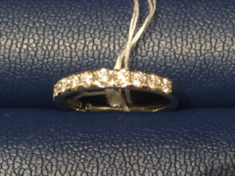 【銀座ダイヤモンドシライシの口コミ】 同ブランドでレール留めのハーフエタニティも試着したのですが、そちらが…