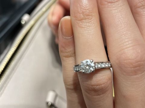 【カルティエ(Cartier)の口コミ】 ダイヤの輝きが眩しく、まさにカルティエ！という指輪です。周りのダイヤ…