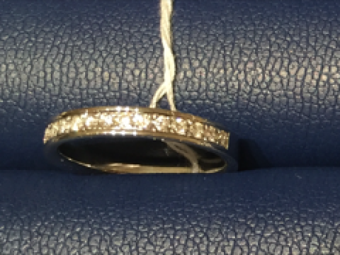 【銀座ダイヤモンドシライシの口コミ】 レール留めのハーフエタニティです。他ブランドでも同様のデザインを試着…