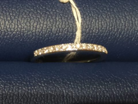 【銀座ダイヤモンドシライシの口コミ】 他のリングよりも細身のデザインで、指が細くて華奢な方に似合うかと思い…