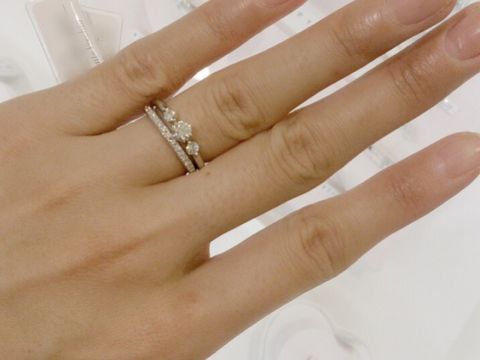 【Ponte Vecchio(ポンテヴェキオ)の口コミ】 こちらの指輪は、デザインにとても惹かれました。婚約指輪といえば真ん中…