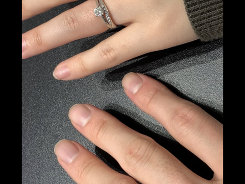 【4℃ BRIDAL(ヨンドシーブライダル)の口コミ】 女性の指輪は、どこから見てもキラキラして見えるよう、小さいダイヤがた…