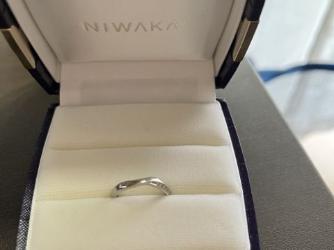 【俄(にわか)の口コミ】 ダイヤが左右に入っているので、婚約指輪と重ね付けすると一面にダイヤが…