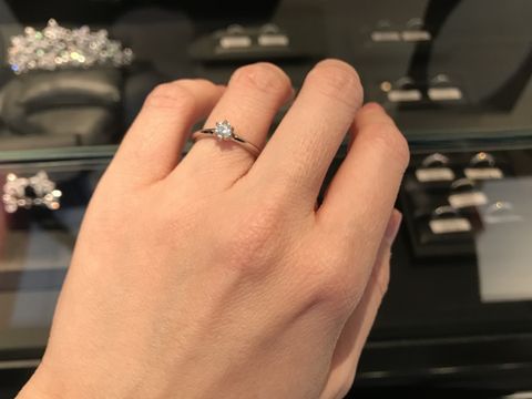 【エクセルコダイヤモンド(EXELCO DIAMOND)の口コミ】 王道のソリティアリングは無駄がなく、究極のシンプルが一粒ダイヤを引き…