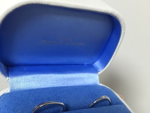 【銀座ダイヤモンドシライシの口コミ】 毎日つけるものなので、付け易さを重視しました。真っ直ぐなものよりは、…