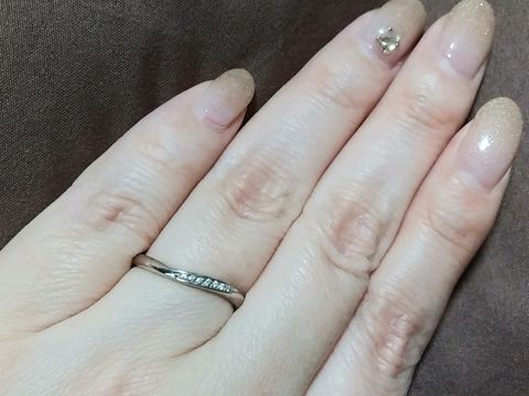 【4℃ BRIDAL(ヨンドシーブライダル)の口コミ】 プラチナでネジれたデザインの中から探しており、沢山種類があって迷いま…