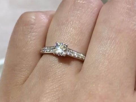 【ヴァン クリーフ＆アーペル(Van Cleef & Arpels)の口コミ】 ロマンスソリティアは真ん中のダイヤと周りにもダイヤが散りばめられてお…