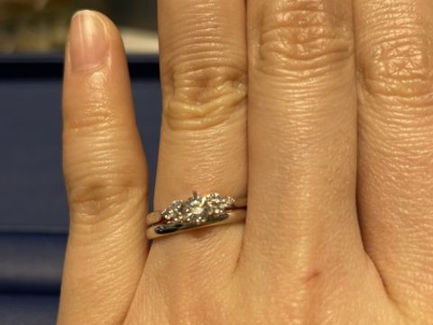 【銀座ダイヤモンドシライシの口コミ】 エンゲージリングはメレダイヤが3つ付いていてとても華やかです。また中央…