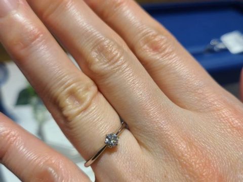【銀座ダイヤモンドシライシの口コミ】 少し細目の華奢なデザインの指輪です。女性らしく素敵でした。ダイヤの輝…