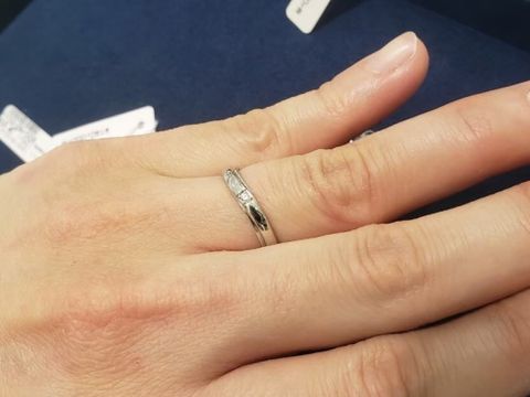 【4℃ BRIDAL(ヨンドシーブライダル)の口コミ】 少しウェーブがかっており、真ん中のダイヤがキラキラして素敵です。4℃は…