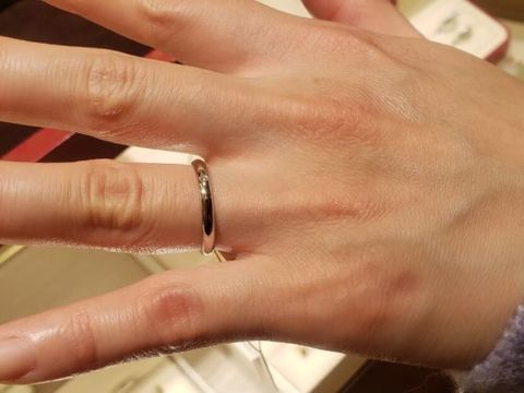 【カルティエ(Cartier)の口コミ】 真ん中に小さめのダイヤが入っているストレートのシンプルな王道のプラチ…