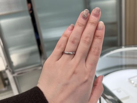 【ティファニー(Tiffany & Co.)の口コミ】 素材:プラチナ
デザイン:下に向かってカーブが掛かっているので指が長く見…