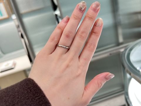 【ティファニー(Tiffany & Co.)の口コミ】 パートナーはシンプルなストレートラインのものが良いとの事だったので、…