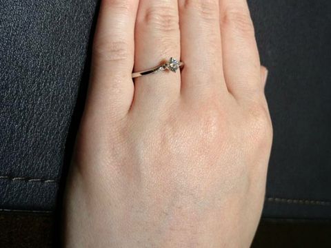 【俄(にわか)の口コミ】 「露」のように中心のダイヤも光り輝いているし、サイドの小粒のダイヤも…