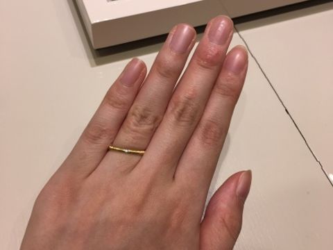 【クアラントットの口コミ】 まるで糸を結んでいるような繊細なデザインが素敵なリングです。日本では…