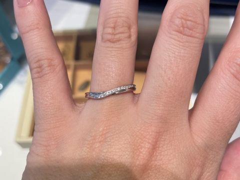 【銀座ダイヤモンドシライシの口コミ】 結婚指輪を探して来店しました。
S字カーブまたはVラインの商品でメレダイ…