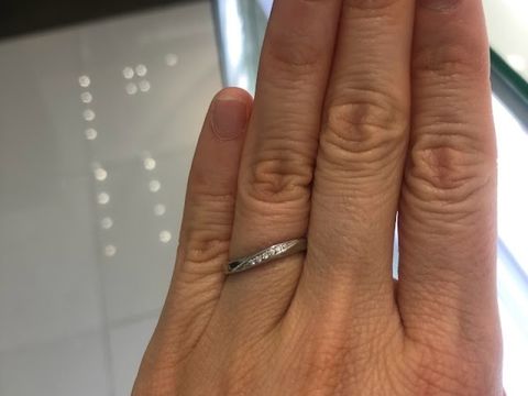 【4℃ BRIDAL(ヨンドシーブライダル)の口コミ】 指輪のデザインはとても美しく洗練されたものでした。指を着けたことがな…