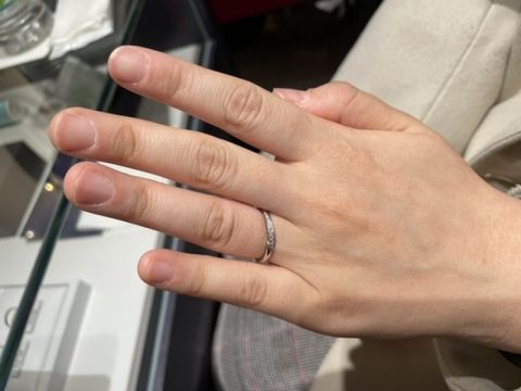 【銀座ダイヤモンドシライシの口コミ】 流れるような流線形で、右肩上がりになっています。
ダイヤモンドがどの角…