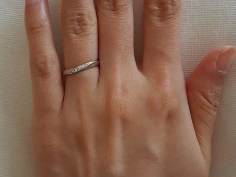 【4℃ BRIDAL(ヨンドシーブライダル)の口コミ】 シンプルなデザインと指になじむ着け心地の良さが決め手になりました。
着…