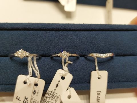 【4℃ BRIDAL(ヨンドシーブライダル)の口コミ】 婚約指輪は王道の一石タイプのものからアシンメトリーなものなど、わたし…