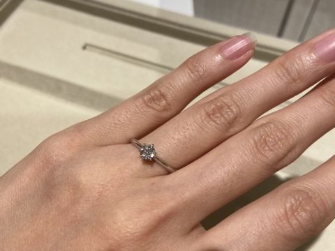 【和光ブライダルブティックギンザの口コミ】 シンプルな一石タイプの指輪を試着しました。THE婚約指輪というデザインで…