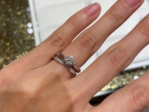 【シャネル(CHANEL)の口コミ】 カメリアのお花の形が可愛すぎたのと、他のブランドには無いデザインに魅…