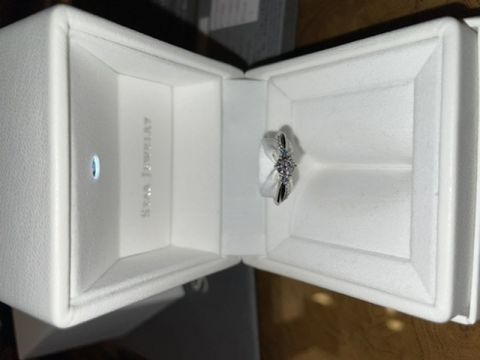 【STAR JEWELRY(スタージュエリー)の口コミ】 元々17年くらいスタージュエリーのファンであったこと。
流線形のフォルム…