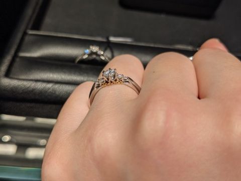 【エクセルコダイヤモンド(EXELCO DIAMOND)の口コミ】 指輪をつけているときは正面からよりも横から見られることが多い、との店…