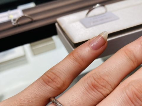 【アイプリモ(I-PRIMO)の口コミ】 指輪のデザインは、0.08ctのダイヤが斜めに
散りばめられ、キラキラした印…