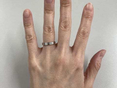 【ティファニー(Tiffany & Co.)の口コミ】 お互い指や腕にアクセサリーをつけるのが苦手だったのでそれでも毎日つけ…