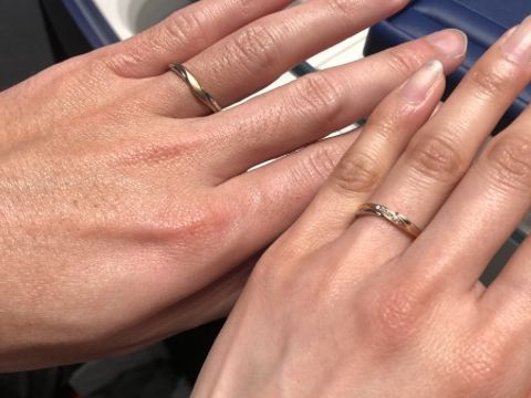 【銀座ダイヤモンドシライシの口コミ】 プラチナへのあこがれもありつつ、自分の肌になじみの良いゴールド素材の…