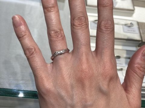 【アイプリモ(I-PRIMO)の口コミ】 5つのメレダイヤの周りを立体的なウェーブで区切ってありゴージャスなイメ…