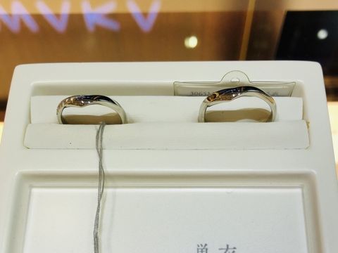 【俄(にわか)の口コミ】 着物の襟もとに見立ててデザインされたところが気に入りました。程よい太…