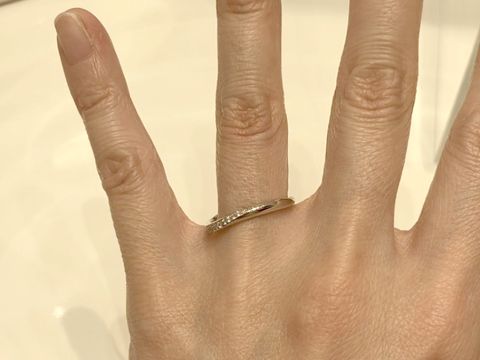 【4℃ BRIDAL(ヨンドシーブライダル)の口コミ】 ウェーブラインがなめらかに入っていて華奢なリングですが、しっかりとメ…
